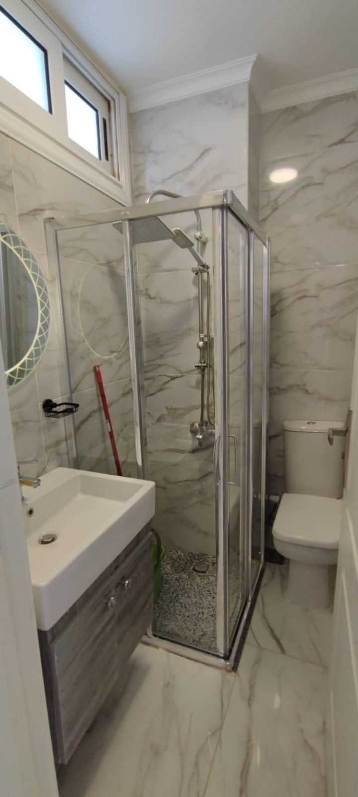 Bagno con doccia dell'appartamento